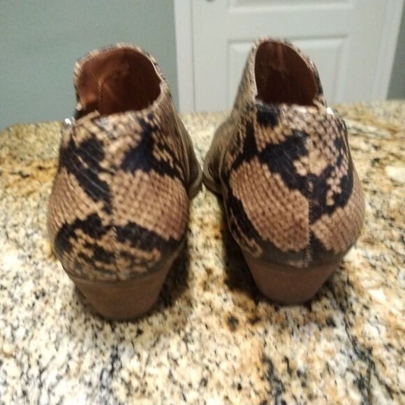 Women's Chelsea & Violet Booties Size 6M Beige & Black Faux Snake Skin Print - Picture 10 of 12